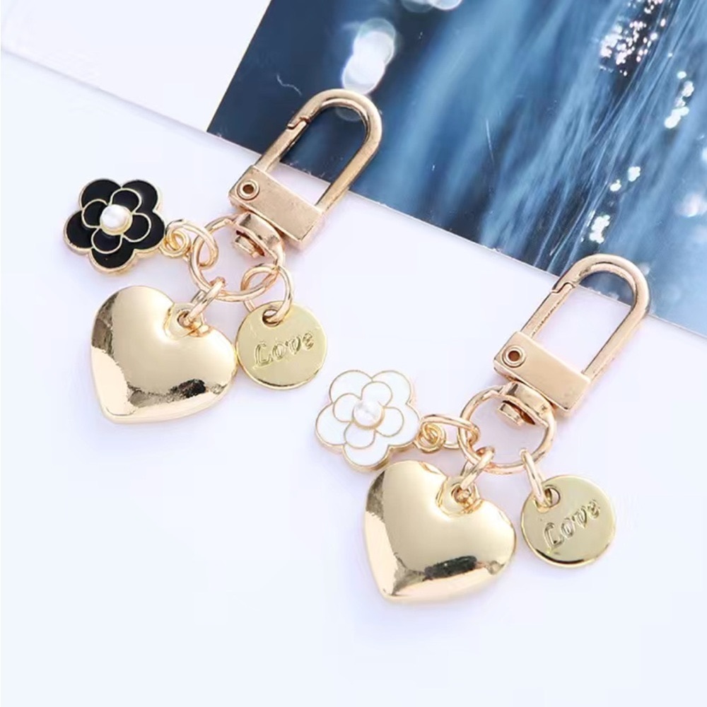 BAG CHARM Black Heart & Flower Keychain - Picture 2 of 5